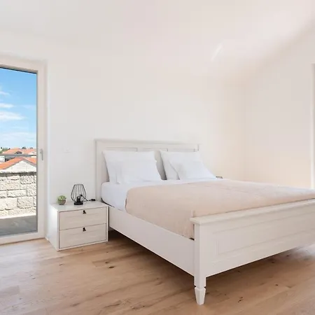 Villa New Luxurious Tinka - *