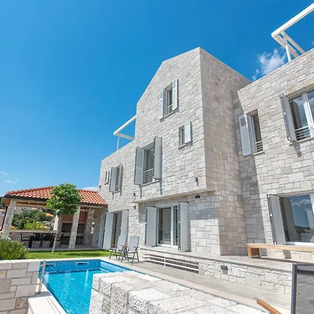 Villa New Luxurious Tinka - *